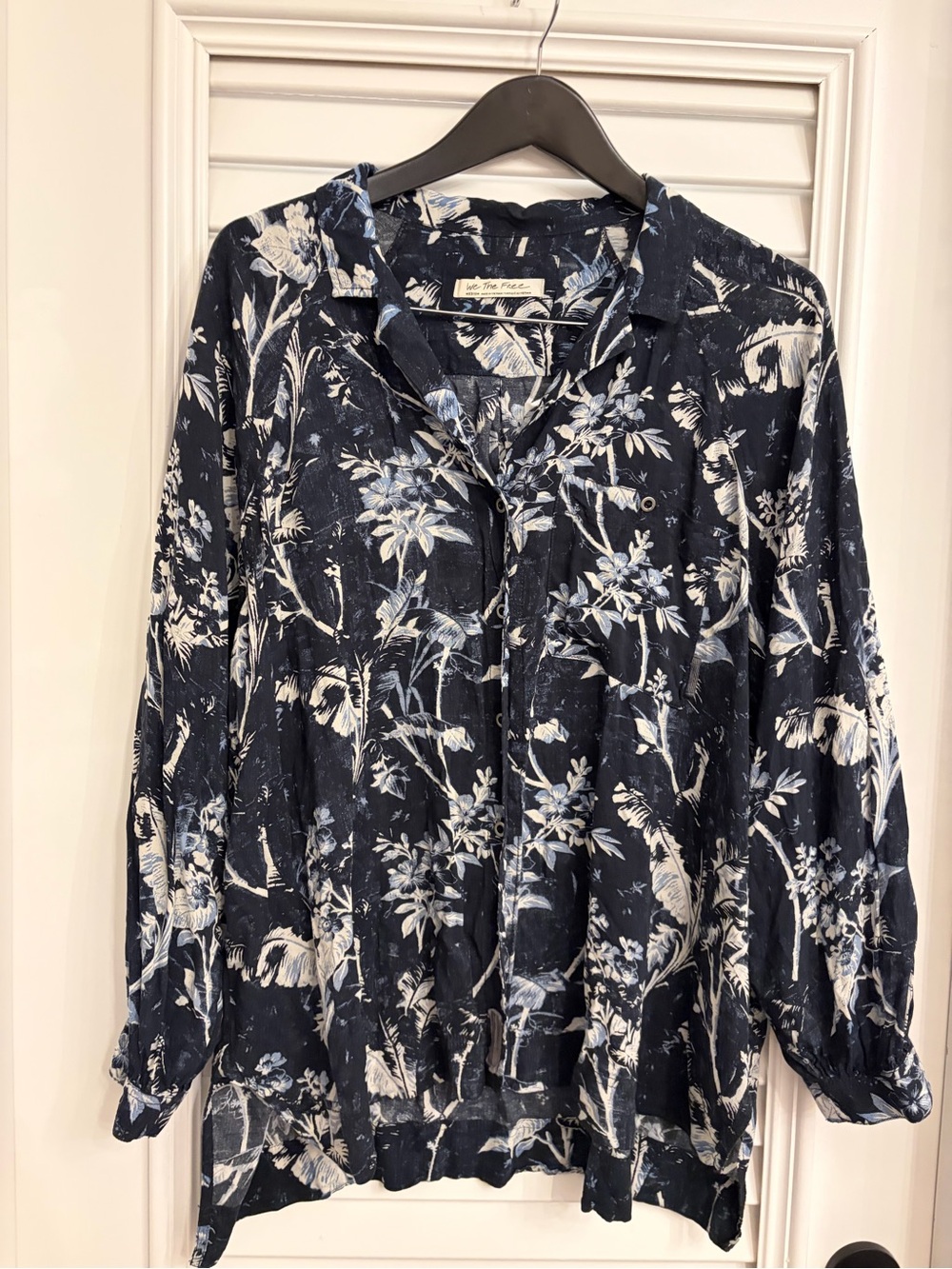 💙🌀We The Free High Low Navy Floral Button-Front Blouse🌀💙